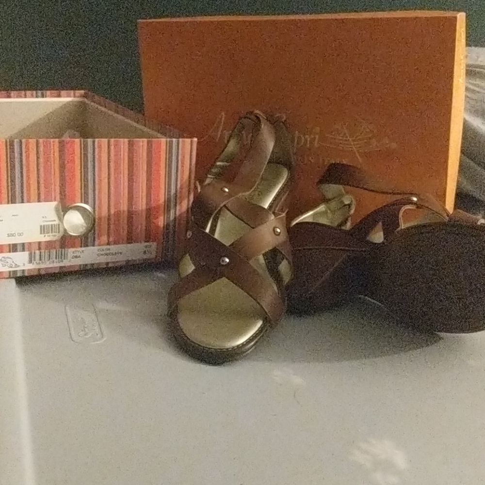 Anna Capri heeled chocolate sandal 8.5